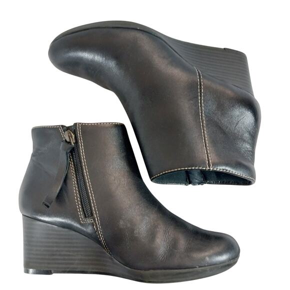 CLARKS! BLACK GENUINE LEATHER WEDGE HEELS, CONTRAST STITCHED ANKLE BOOTS! SZ 6M - Picture 7 of 10